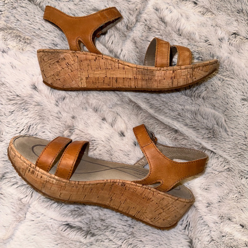 LIKE NEW! Eddie Bauer Tan Leather Strap Cork Bottom Wedge Sandals- size 8.5